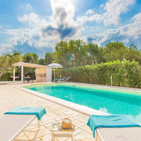 Trullo Mit Pool Ostuni Kostenlos Bettwaesche Und Handtuecher, 2 Fahrraeder, 1 Hochstuhl, 1 Kinderbett Holiday home San Michele Salentino